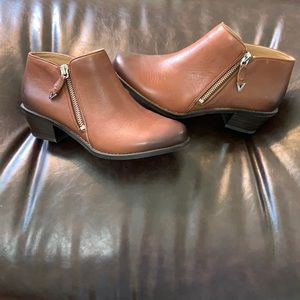 VIONIC JOLENE LEATHER ANKLE BOOT - SIZE 6